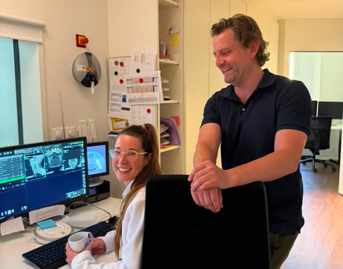 Dr. Nikolaus Löhr und sein Radiologie-Team an der Befundungskonsole